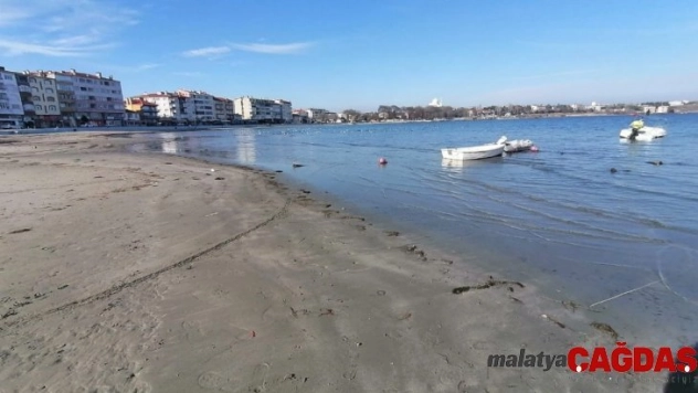 Deniz 30 metre çekildi, ilk kez görenler paniğe kapıldı