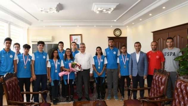 Deniz küreği şampiyonlarından Vali Pekmez'e ziyaret