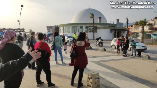 Denizde kaybolan çocuğu polisler buldu