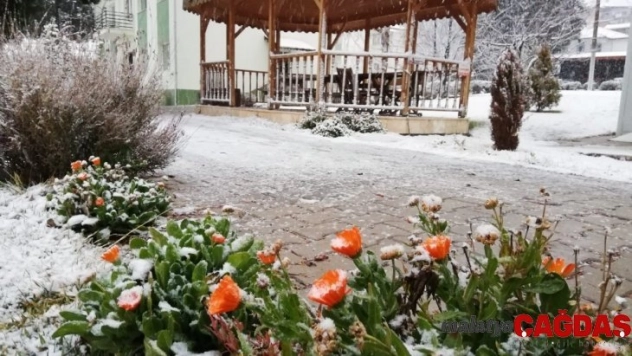 Denizli'de kar yağışı etkisini arttırdı