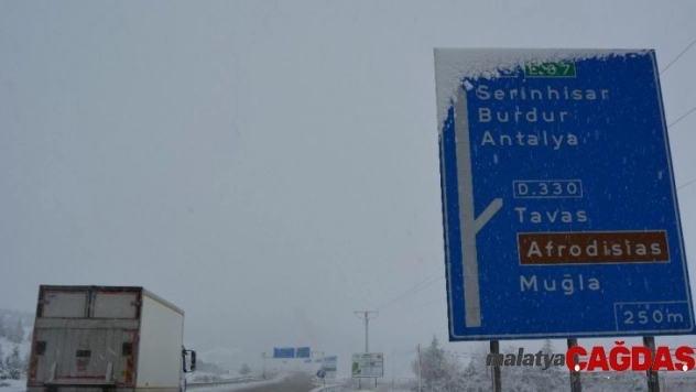 Denizli'de kar yağışı sürücülere zor anlar yaşattı