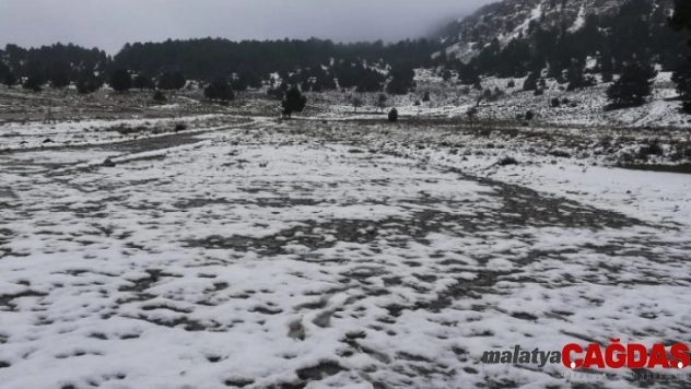 Denizli'nin yüksek kesimlerinde kar yağışı devam ediyor