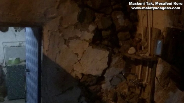 Deprem bazı köy evlerine hasar verdi, kayalar yuvarlandı