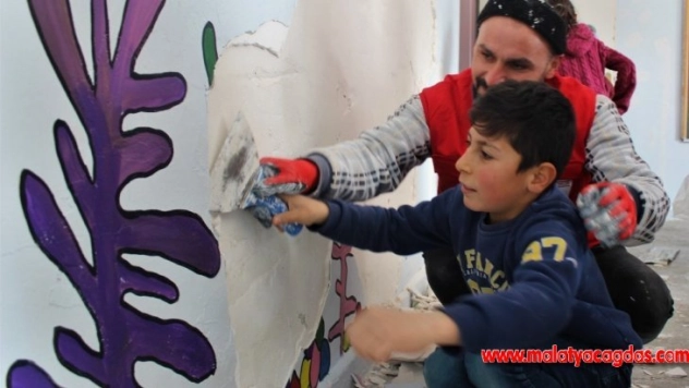 Deprem bölgesinde okullar eğitime hazırlanıyor