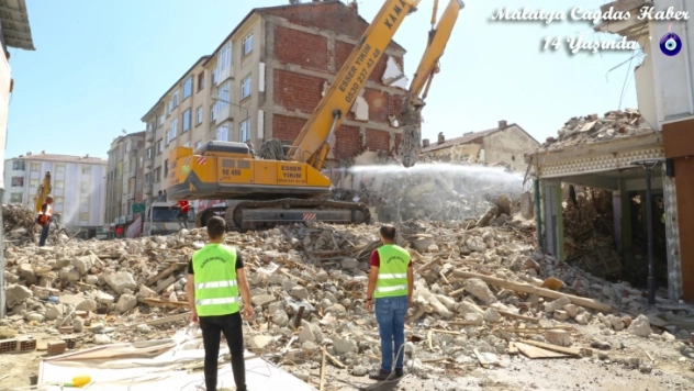 Deprem Sonrası Yıkım Çalışmaları Devam Ediyor