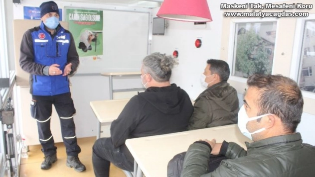 Deprem Tırında gazetecilere eğitim verildi