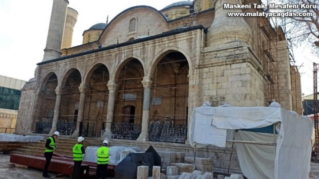 Depremde hasar gören caminin restorasyonu sürüyor