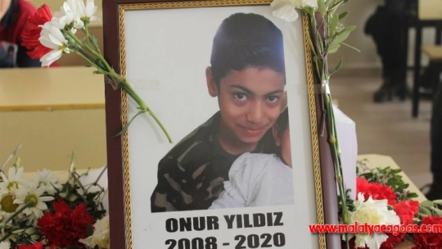 Depremde yaşamını yitiren Onur'a yazılan şiir herkesi ağlattı