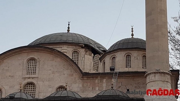 Depremde Yeni Cami hasar gördü
