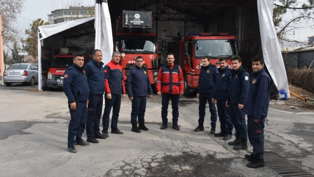 Depremde yüzlerce kişiyi enkazdan çıkaran Malatya İtfaiyesi konteynerde görevlerini sürdürüyor