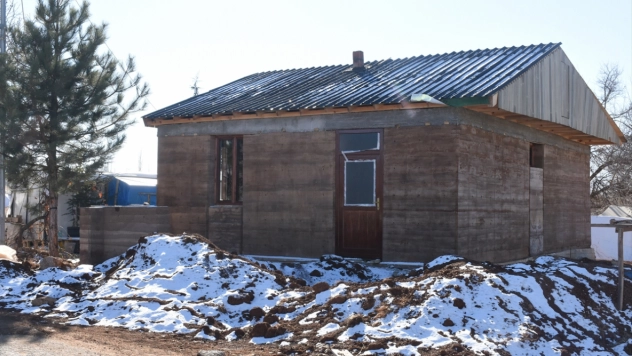 Depreme dayanıklı kerpiç ev inşa edildi