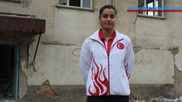 Depremin evsiz bıraktığı Milli Sporcu Aliye, Olimpiyatlara katılmak için mücadele veriyor