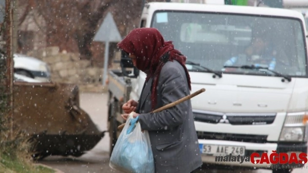 Depremin merkezinde kar yağışı başladı