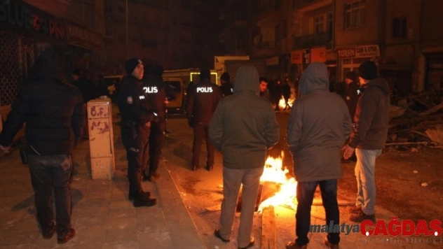 Depremin yaşandığı Elazığ'da vatandaşlar sokaklarda sabahladı