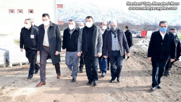 Depremin yıl dönümünde deprem konutları incelendi