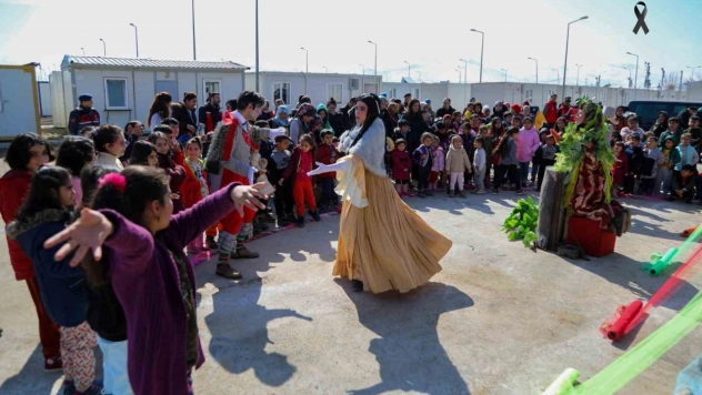 Depremzede çocuklar için Ağacın Kalbi oyunu sahnelendi