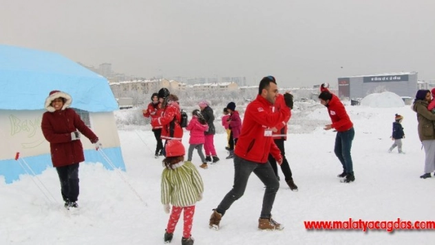 Depremzede çocuklar kartopu oynayarak eğlendi