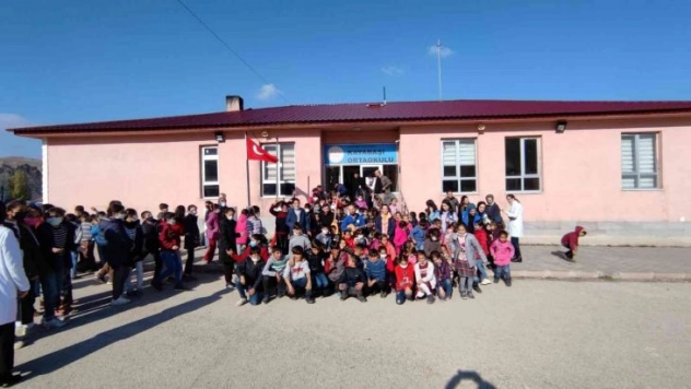 Depremzede çocuklara tiyatrolu moral