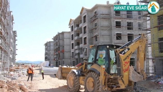 Depremzede konutları için işçiler bayramda da mesaide