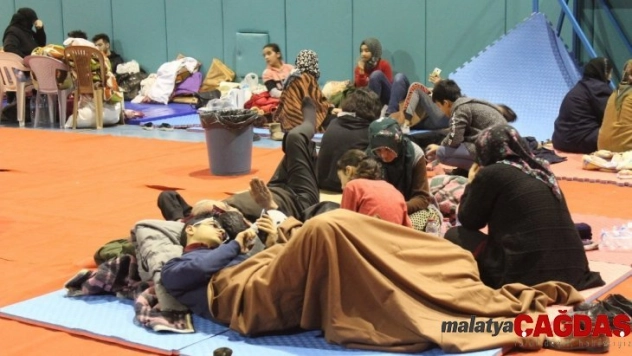 Depremzedeler geceyi spor salonunda geçiriyor