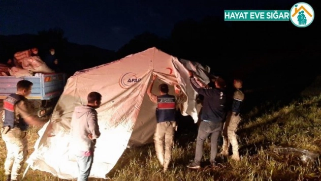 Depremzedeler için çadır kuruldu