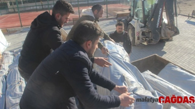 Depremzedelere çadır dağıtılmaya başlandı