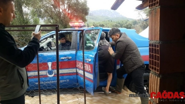 Dere taşması sonucu su basan evde mahsur kalan aile kurtarıldı