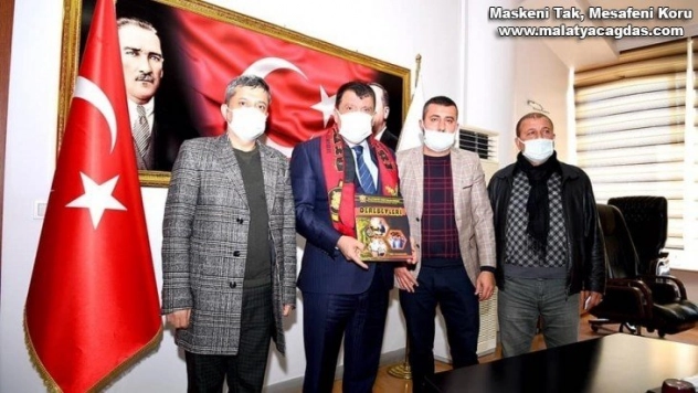 Taraftar Dergisinin ilk sayısını Gürkan'a sundu