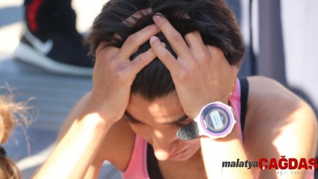 Dereceye giremeyen sporcu gözyaşlarına boğuldu