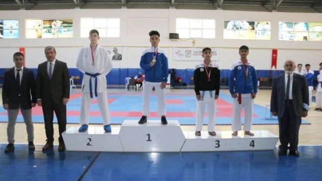 Dereceye giren karatecilere madalya verildi