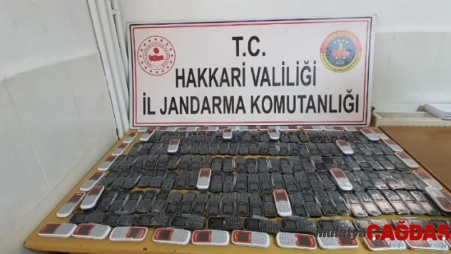 Derecik'te çok sayıda gümrük kaçağı cep telefonu ele geçirildi