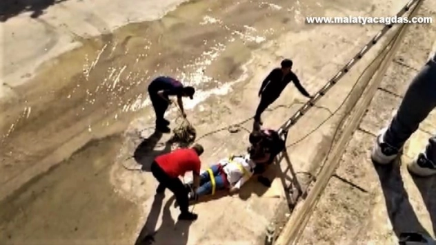 Dereye düşen kadını itfaiye kurtardı