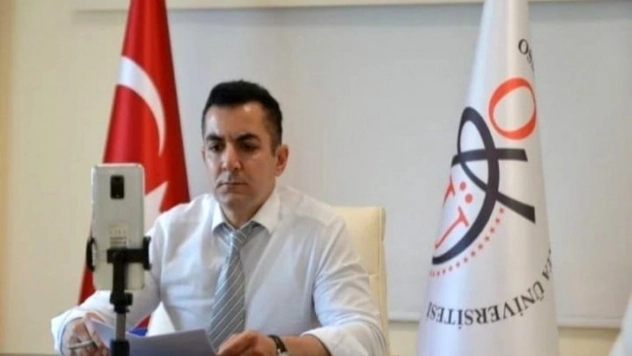 Ders anlatırken kalp krizi geçiren öğretim üyesi hayatını kaybetti