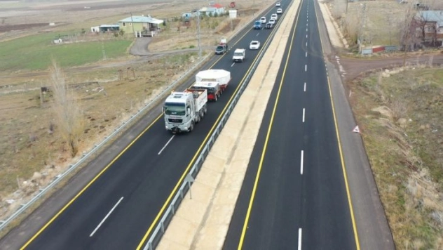 Dev aynanın 5 saatlik yolculuğu havadan görüntülendi