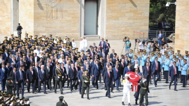 Devlet erkanı Büyük Zafer'in 97. yıl dönümünde Anıtkabir'de