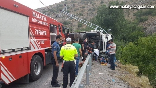 Devrilen kamyonda sıkışan sürücü güçlükle kurtarıldı