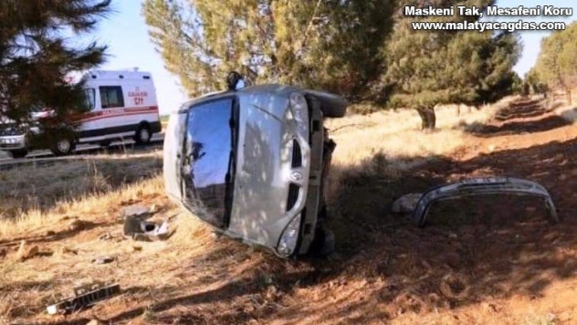 Devrilen otomobildeki 2 kişi yaralandı