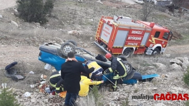 Devrilen otomobile halat bağlayıp yaralıları kurtardılar