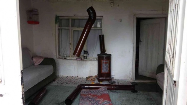 Devrilen soba boruları paniğe neden oldu
