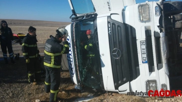 Devrilen tankerin kabininde sıkışan sürücüyü itfaiye çıkardı