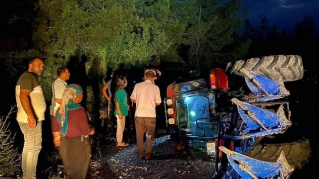 Devrilen traktörün şoförü yaralandı