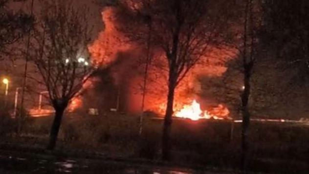 Devrilen yakıt yüklü tanker alev aldı