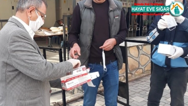 Dicle'de semt pazarlarında vatandaşlara maske ve eldiven dağıtıldı