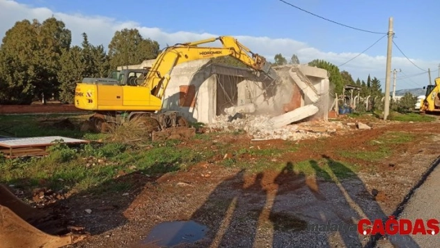Didim Belediyesi şehir girişlerindeki kaçak yapıları yıkıyor