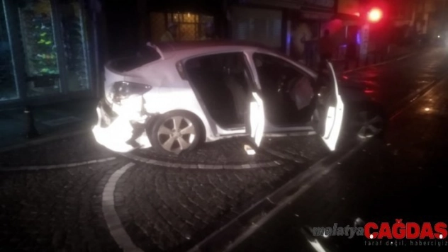 Dikkatsiz sürücü, şehir polis kamerasının bulunduğu direği yıktı