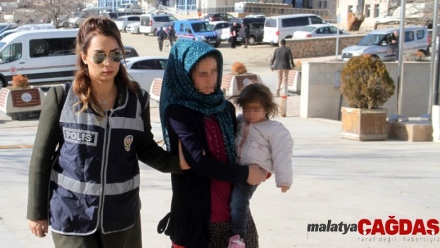 Dilenci kılığında ev soyan kadın, kucağında çocukla adliyeye sevk edildi