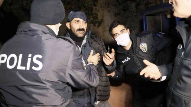 Dini nikahlı karısını otele başkasıyla girdiğini görünce bıçaklayarak ağır yaraladı