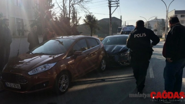 Direksiyon başında rahatsızlanan sürücü park halindeki araçlara çarptı: 1 yaralı