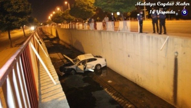 Direksiyon hakimiyeti kaybolan otomobil kanala düştü: 2 yaralı