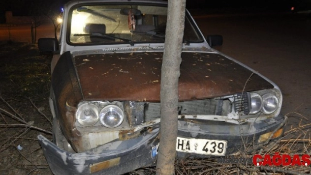 Direksiyon hakimiyetini kaybeden sürücü ağaca çarptı: 1 yaralı